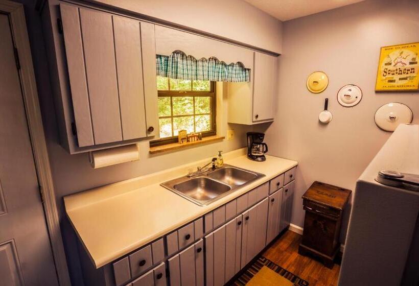 Nolichuckey Bluffs Bed & Breakfast Cabins