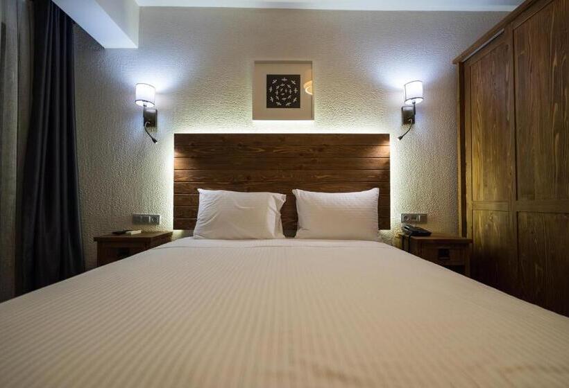 هتل 8 Rooms