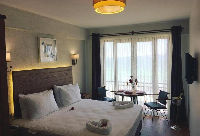 هتل 8 Rooms