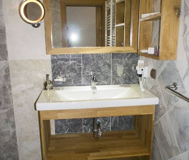 تختخواب و صبحانه Farmidaya Biotel