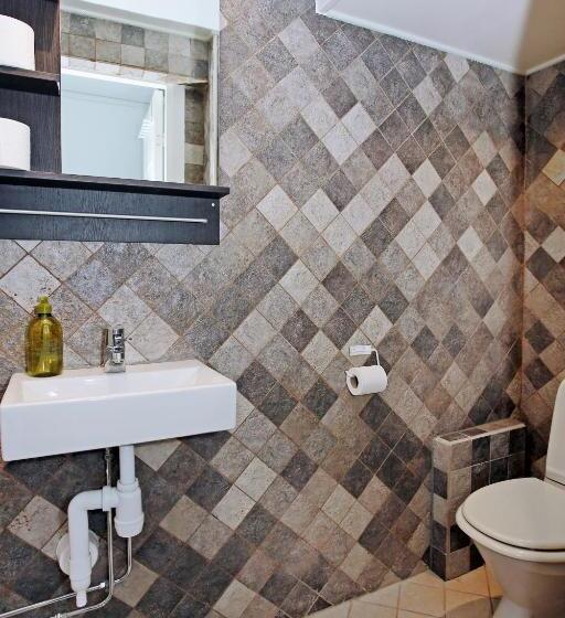 فندق Eight Rooms