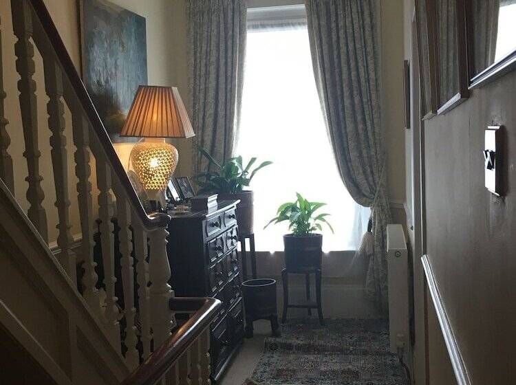 بنسيون Gladstone Guesthouse