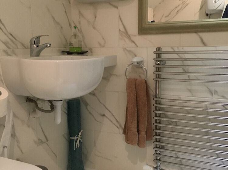بنسيون Gladstone Guesthouse