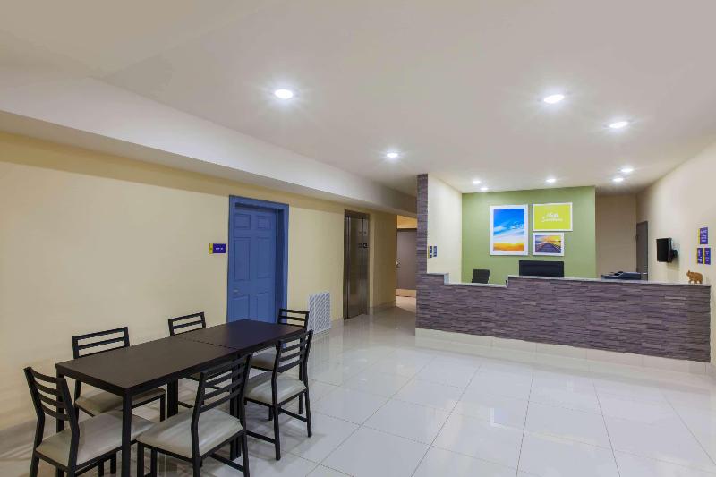 בית מלון כפרי Days Inn By Wyndham Baton Rouge Airport