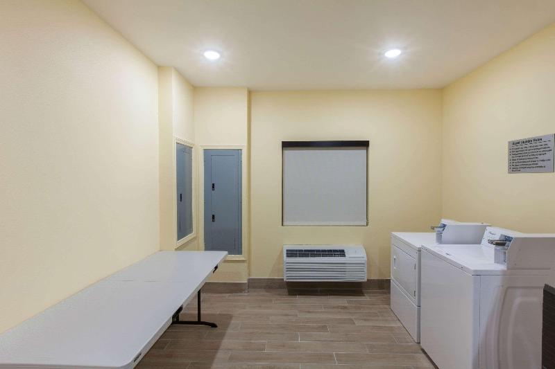 בית מלון כפרי Days Inn By Wyndham Baton Rouge Airport
