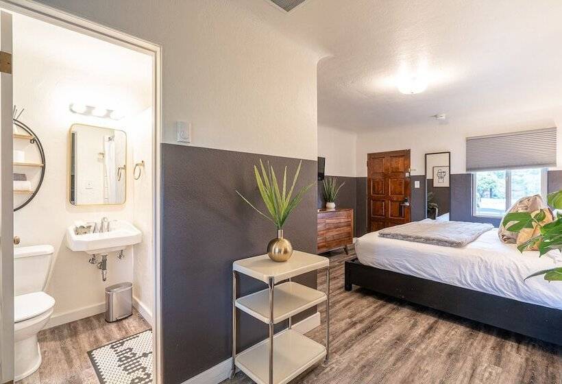 B.side Motel + Rv
