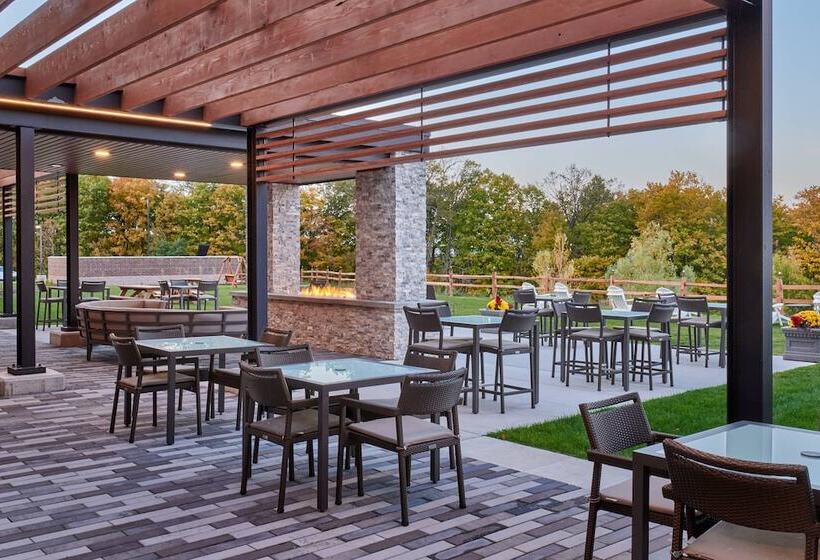 هتل Courtyard By Marriott Petoskey At Victories Square