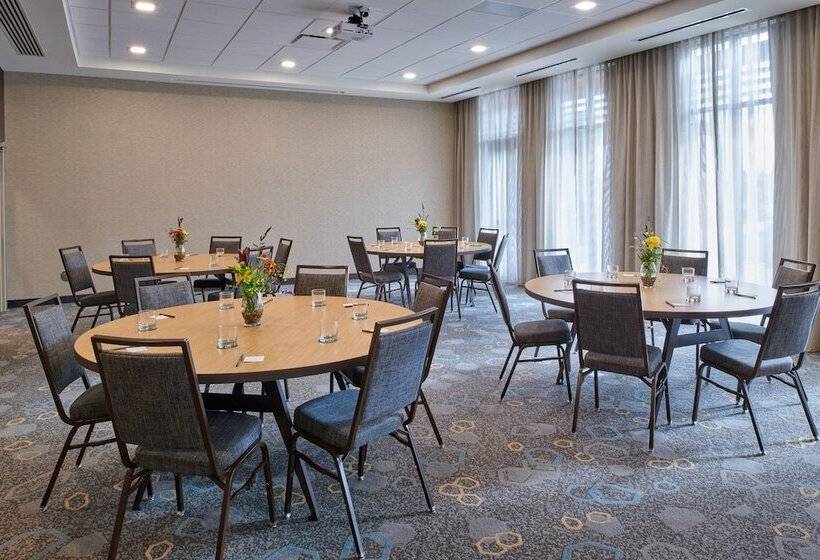 هتل Courtyard By Marriott Petoskey At Victories Square