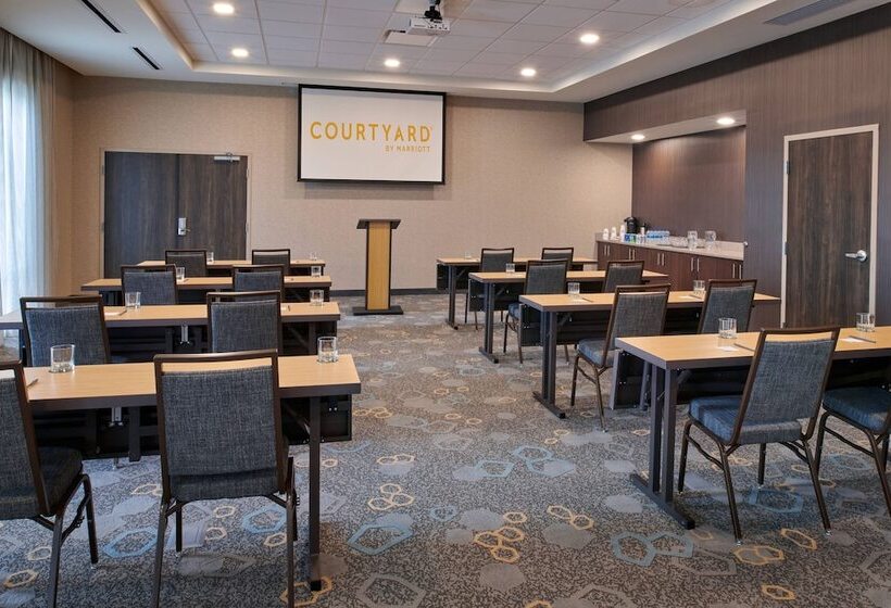 هتل Courtyard By Marriott Petoskey At Victories Square
