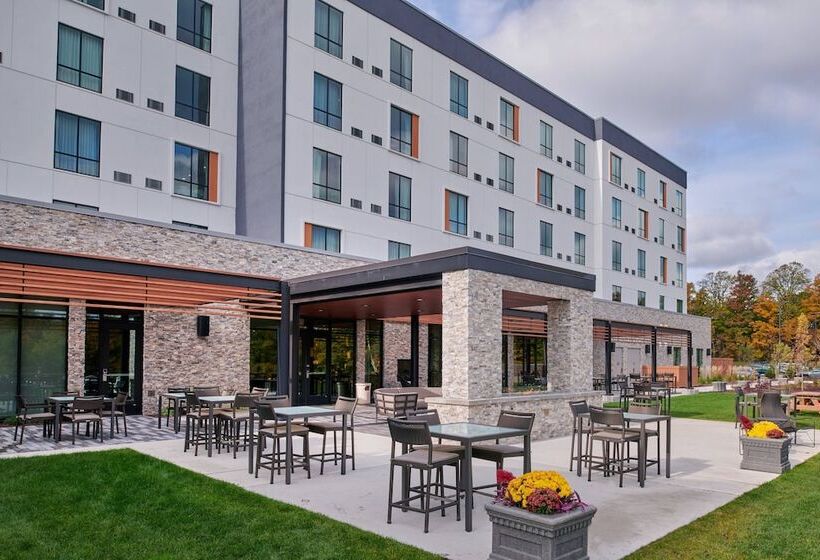 هتل Courtyard By Marriott Petoskey At Victories Square