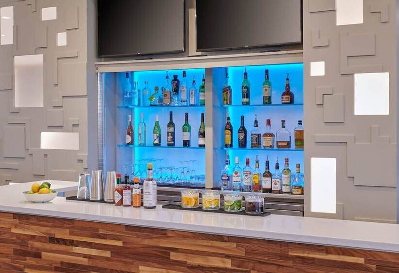 هتل Courtyard By Marriott Petoskey At Victories Square