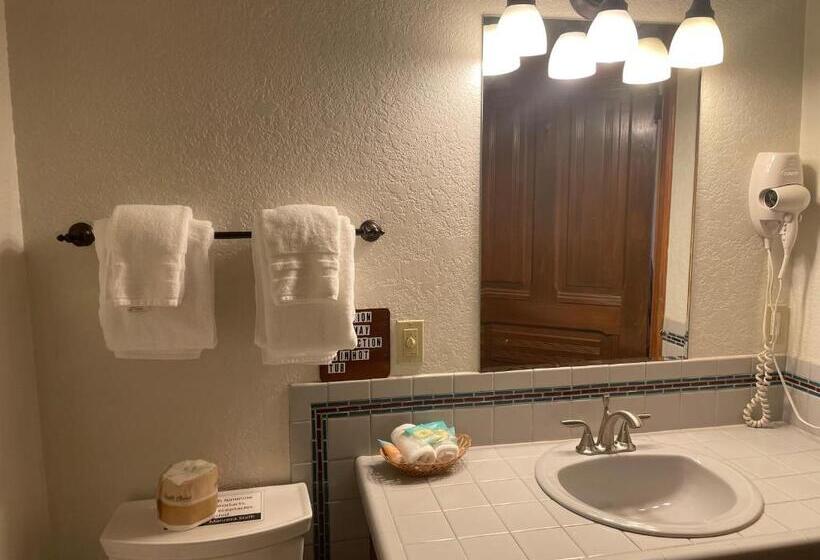 فندق Manresa Castle