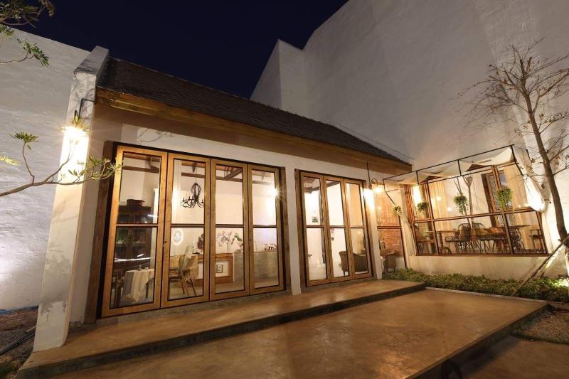 بنسيون White Wall Riverfront