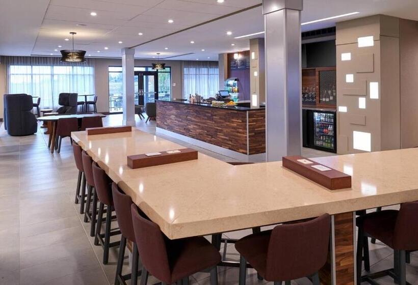 هتل Courtyard By Marriott Jackson