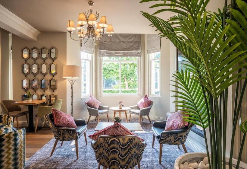 בית מלון כפרי Point A Kensington Olympia