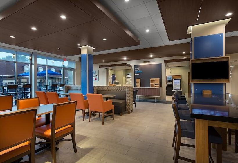 בית מלון כפרי Holiday Inn Express & Suites   Fayetteville South, An Ihg