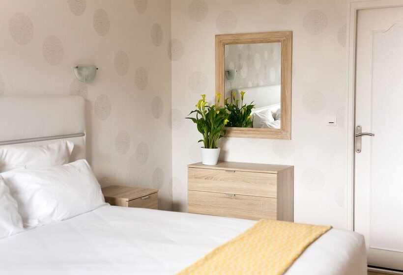Отель Le Cotentin Appart Hôtels & Restaurant Le Cot