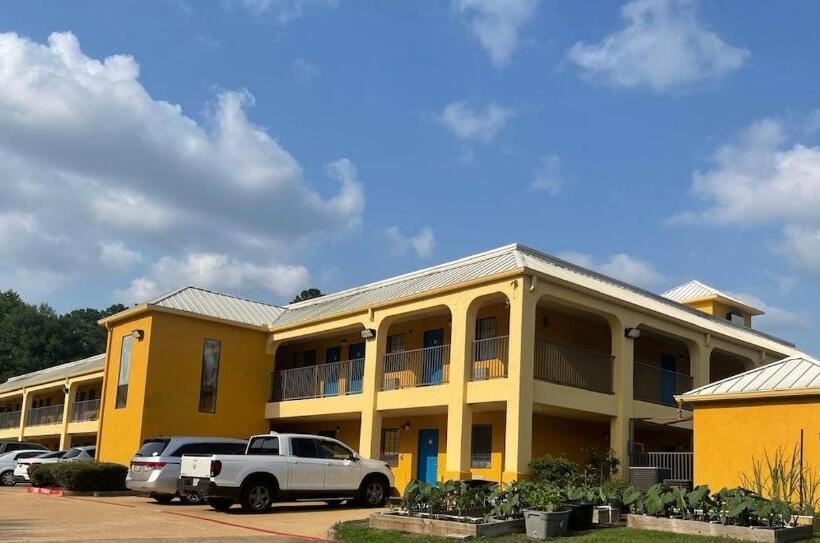 מוטל Majestic Inn