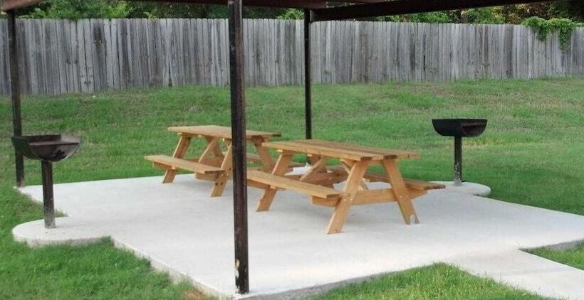 מוטל Majestic Inn