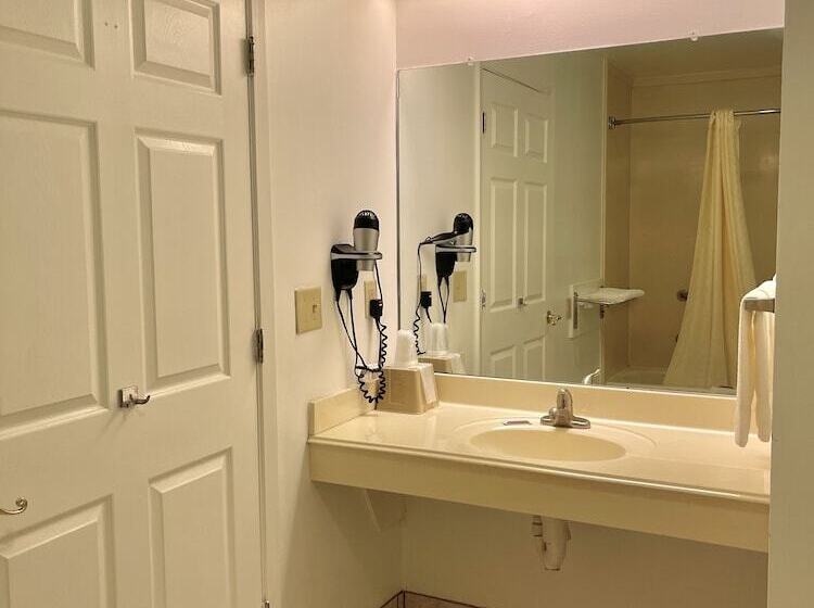 מוטל Majestic Inn