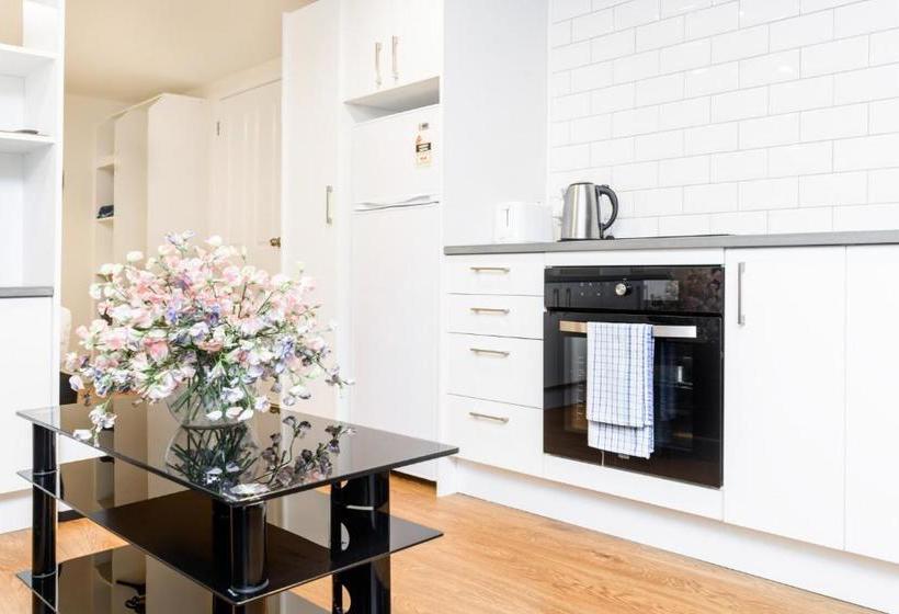 تختخواب و صبحانه Marlin House