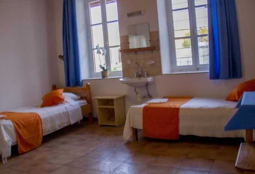 هتل Medieval Rose Guest House
