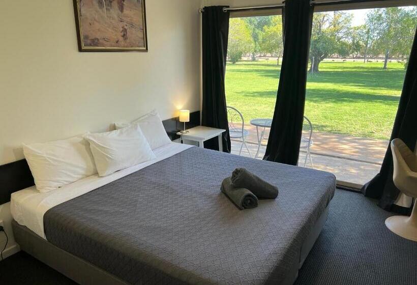모텔 Jumbuck Motor Inn   Pool   Pet Friendly Section   King Beds