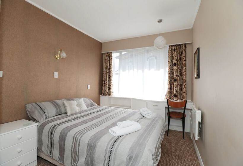 Wakatu Lodge   Hostel