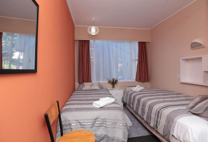 Wakatu Lodge   Hostel