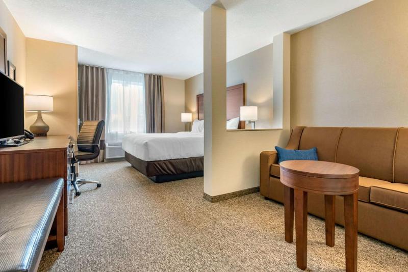 Отель Comfort Inn & Suites