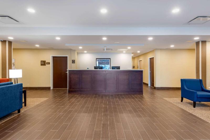 Отель Comfort Inn & Suites