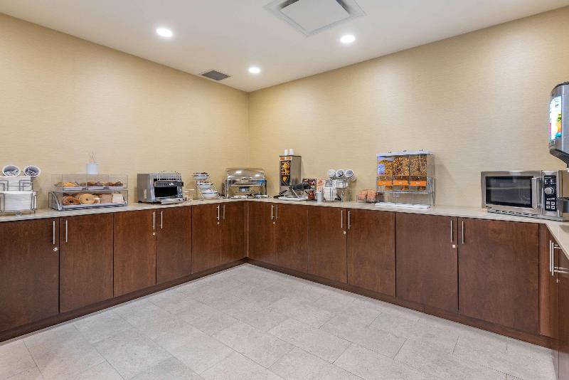 Отель Comfort Inn & Suites