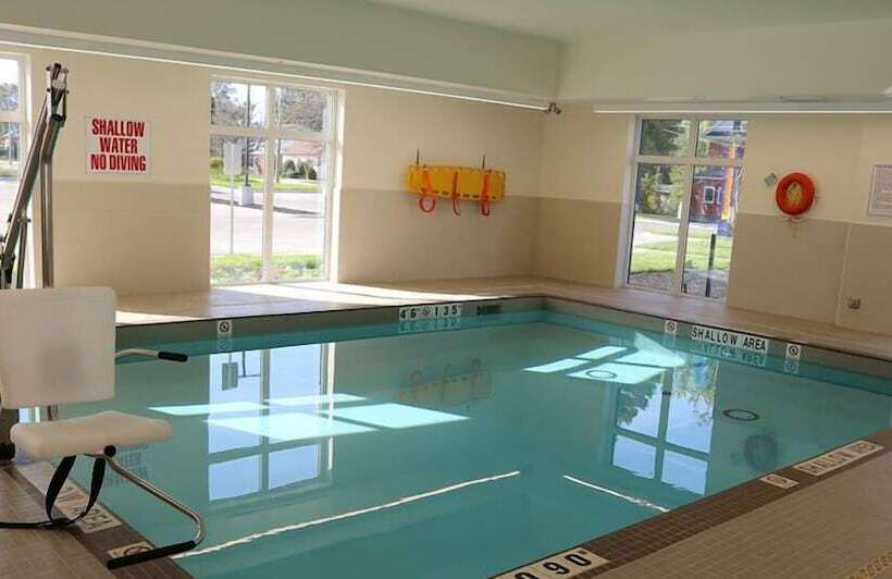 Отель Comfort Inn & Suites
