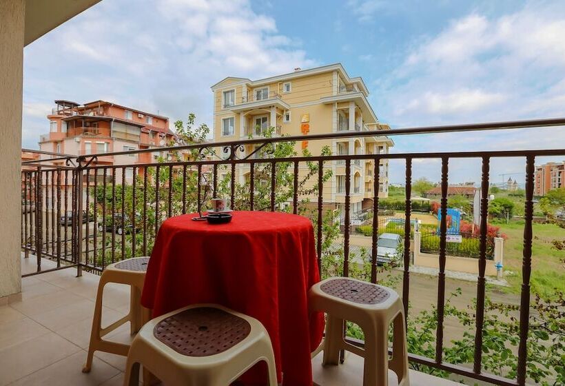 پانسیون Family Triple Room In Dafinka Guest House