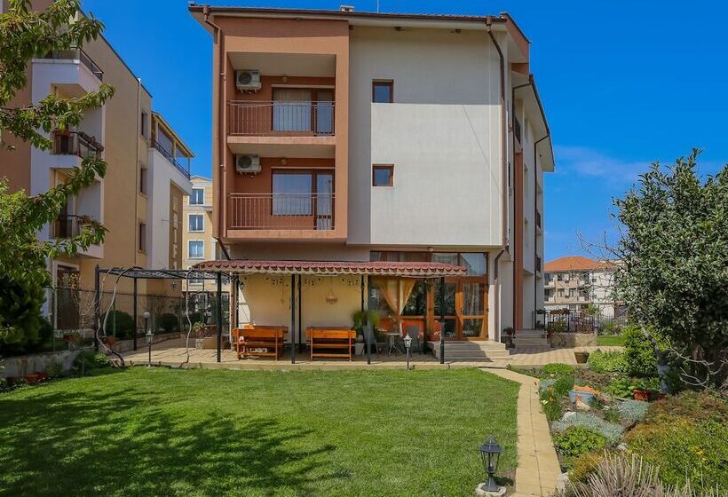 پانسیون Family Triple Room In Dafinka Guest House