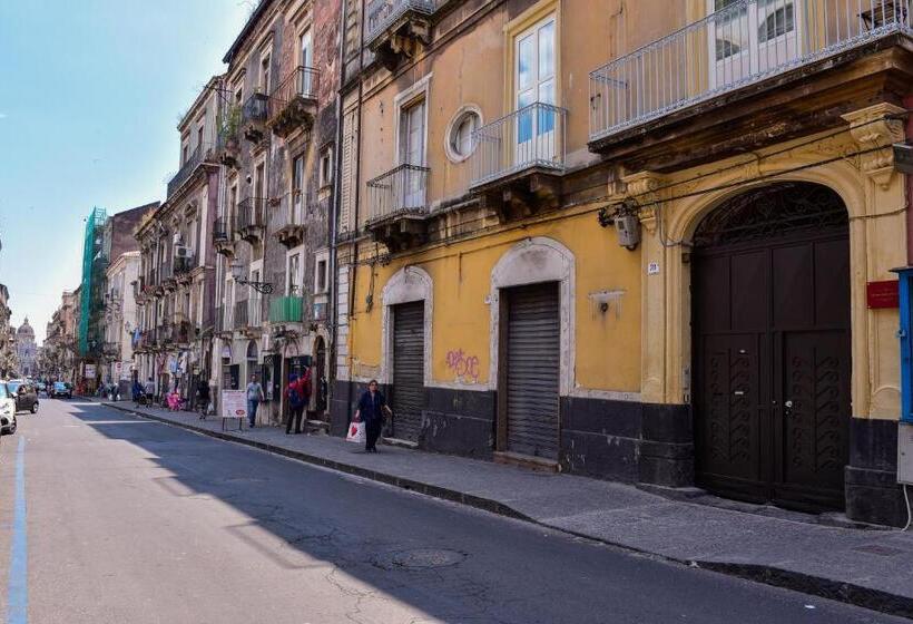 تختخواب و صبحانه Palazzo Degli Affreschi