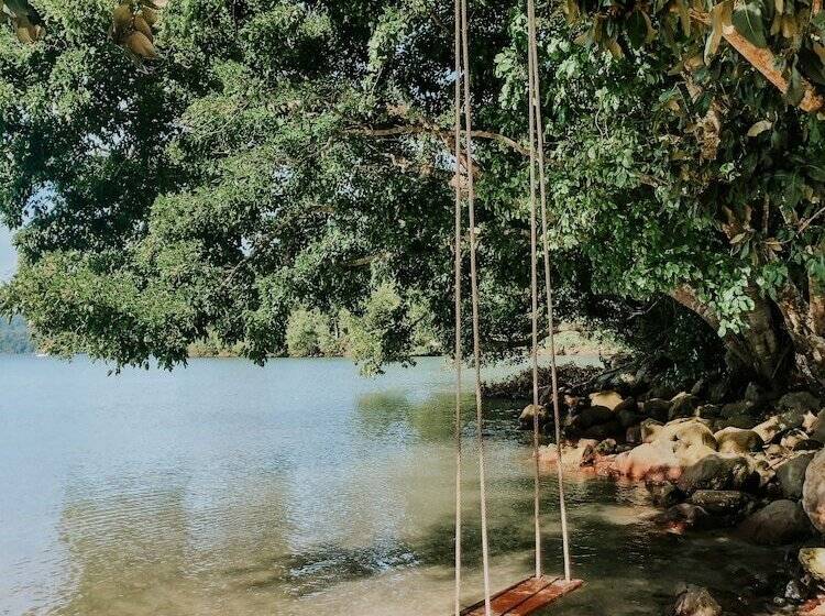 تختخواب و صبحانه The Hawk's Nest Resort