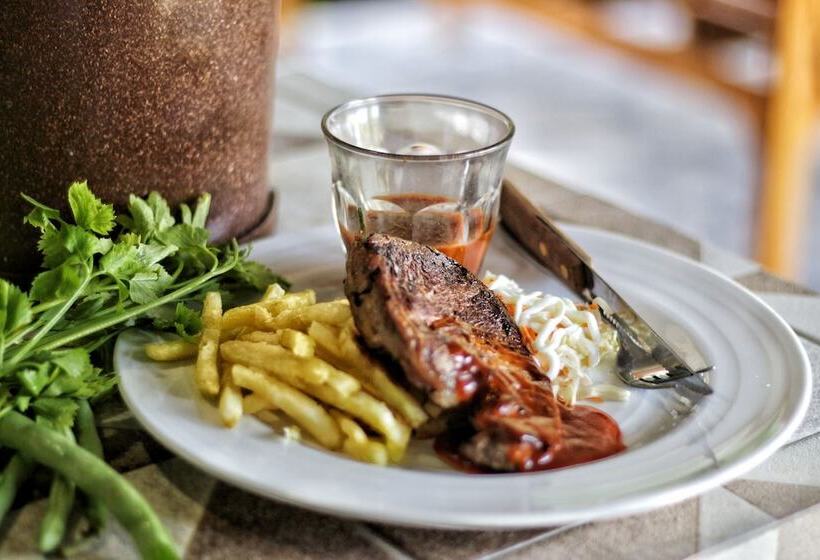 تختخواب و صبحانه The Hawk's Nest Resort