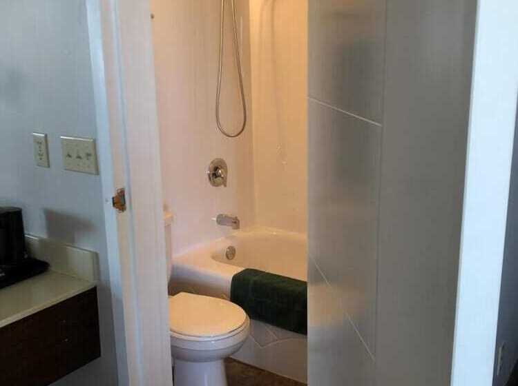 מוטל Arbour Ridge Inn & Suites