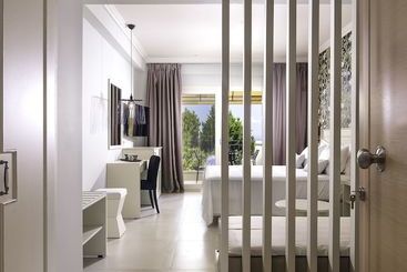 هتل Neikos Mediterraneo Luxury Suites