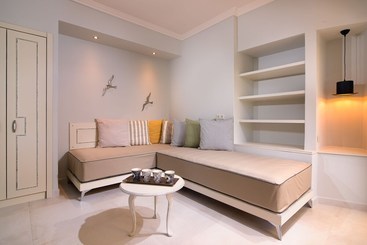 هتل Neikos Mediterraneo Luxury Suites
