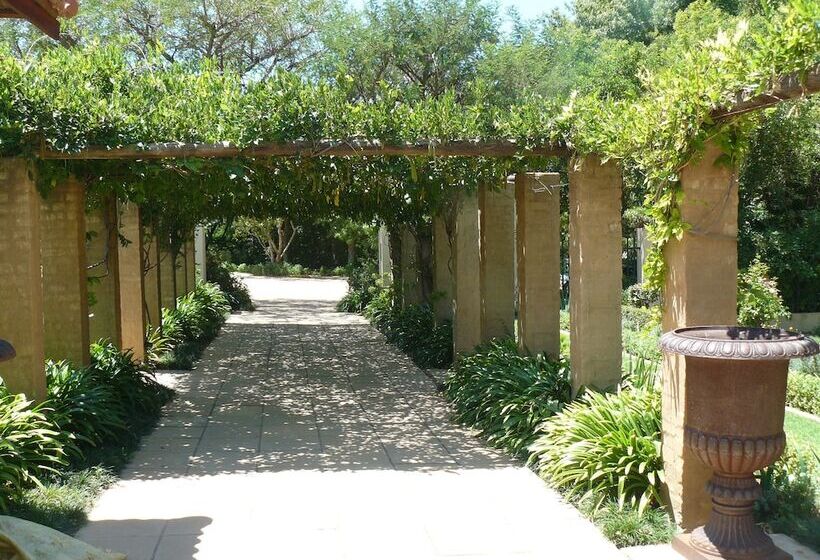 צימר The Moon And Sixpence Garden Guest House