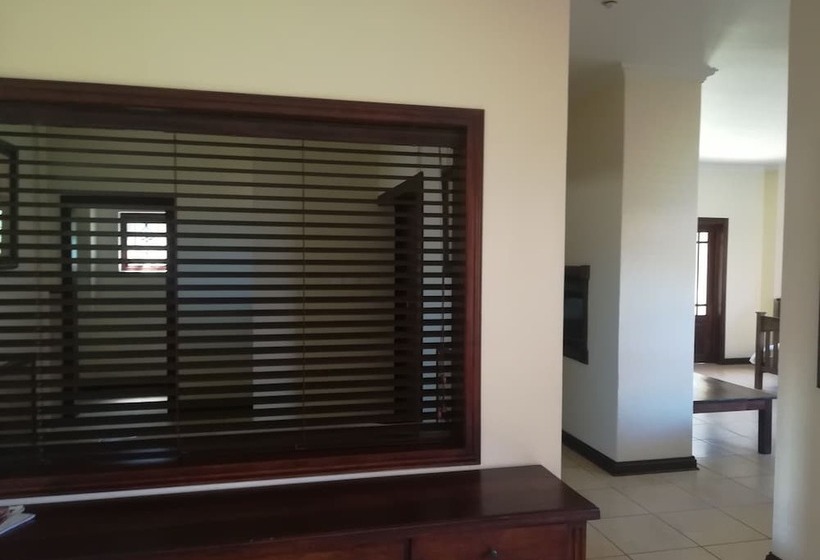 צימר The Moon And Sixpence Garden Guest House