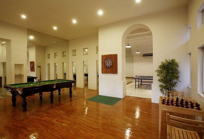 هتل Waterfront Suites Phuket By Centara