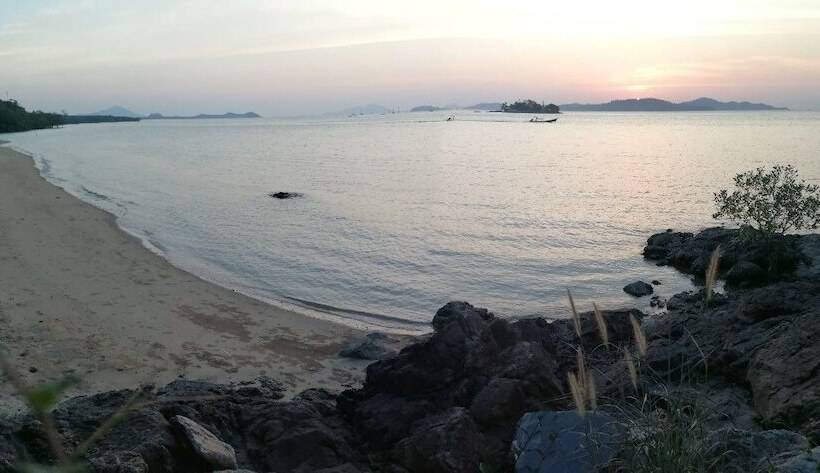 Jansom Beach Resort