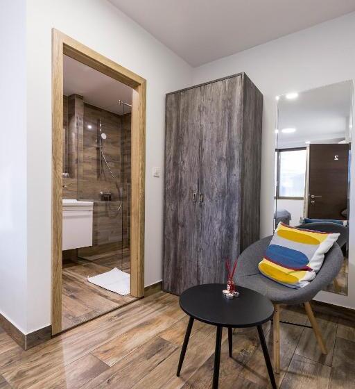 پانسیون Apinelo Tower Rooms