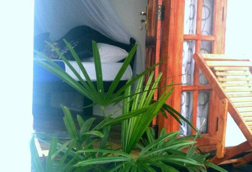 Pensión Zircon Ella