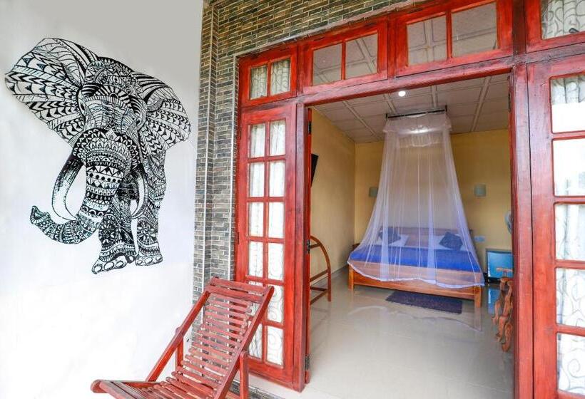 Pensión Zircon Ella