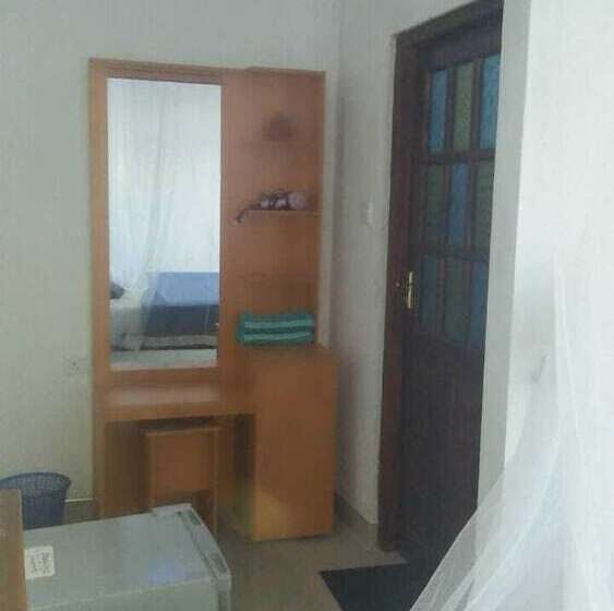 Pensión Zircon Ella