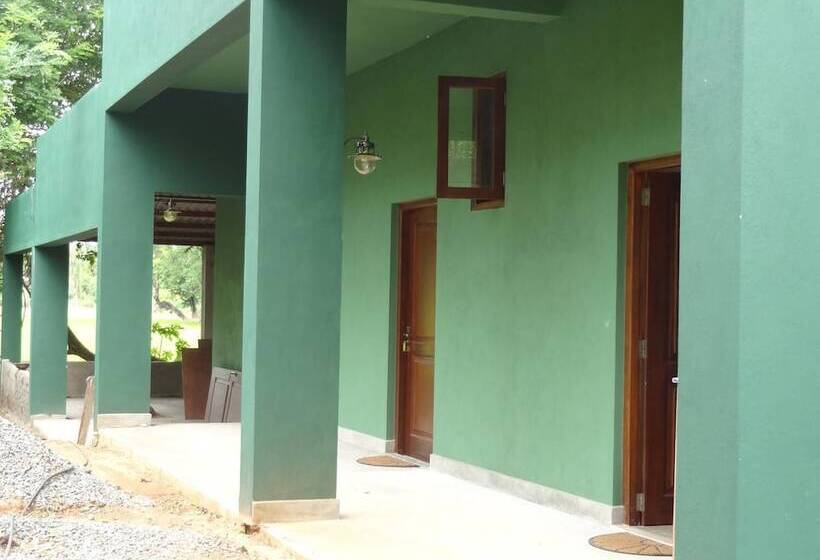 فندق Wilpattu Tree House